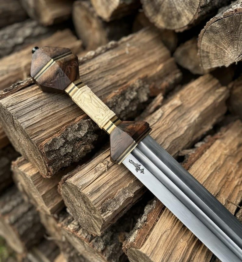 Hand Forged Roman Gladius Sword – High Carbon Steel Battle Ready Short Sword with Dual-Tone Wooden Hilt & Brass Accents